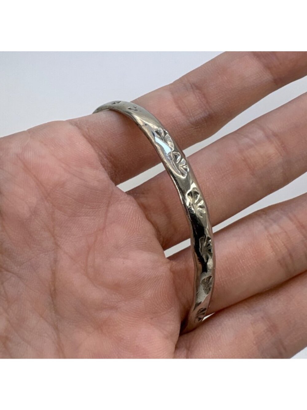 Hammered Design Bangle Bracelet Silver Tone Size 8" Fit - Picture 5 of 8